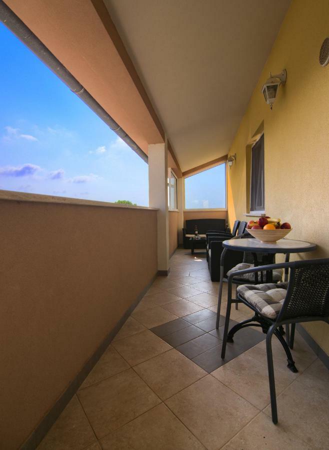 Apartment Mladenka Pula Exterior foto